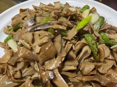 -土砂锅生态山庄·非遗砂锅雅鱼