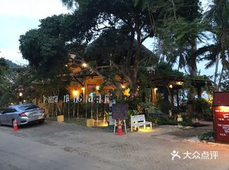 酒店环境很美，柠檬黄在周围一众黑漆漆的酒店中还是很出