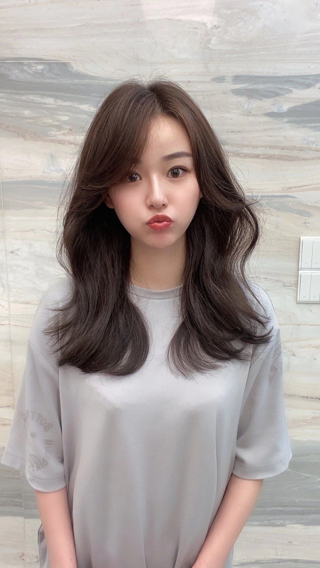 尝试这款侧分刘海初恋头
样是非常显脸小的发型~
很适合上班族