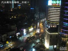 窗外的夜景-上海静安昆仑大酒店