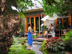 -Chom Cafe and Restaurant