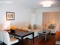 豪华套房客厅-泰悦豪庭酒店