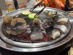 -围炉肉舍•炭烤活鳗•丹东海鲜烤肉(步行街店)