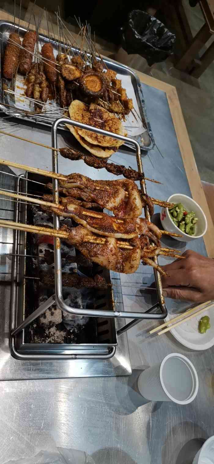 绿地三只羊羊肉串(奥体店)-"[薄荷]环境:两层 晚上人还蛮多的 就.