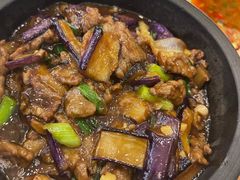石锅牛肉烩茄子-浔味·山屿湖·正宗淳牌全鱼宴老字号