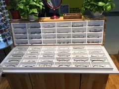-MiRi眼镜连锁·蔡司·尼康控优点合作店(莘庄店)