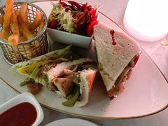 烟熏鸡肉番茄青瓜三明治-三迪希尔顿酒店·星空酒廊