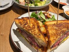 烤牛肉三明治配沙拉-The Diner X餐厅(青岛万象城店)
