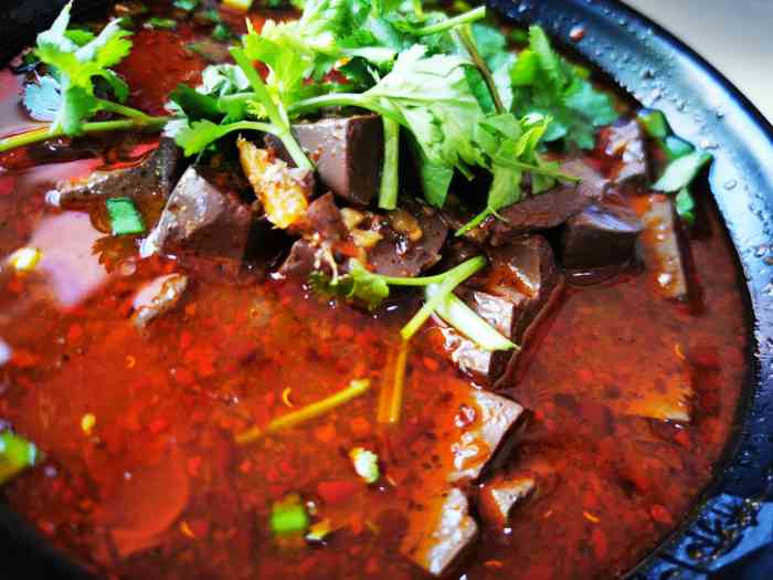 血旺,在唇齿间抿一下就化了,味道也煮的很透 过桥米线的汤底是鸡 加