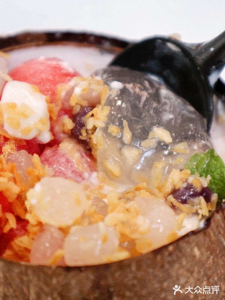 广州甜品丨秋天的第一口椰子冻，配明椰沙冰皇好好吃〜