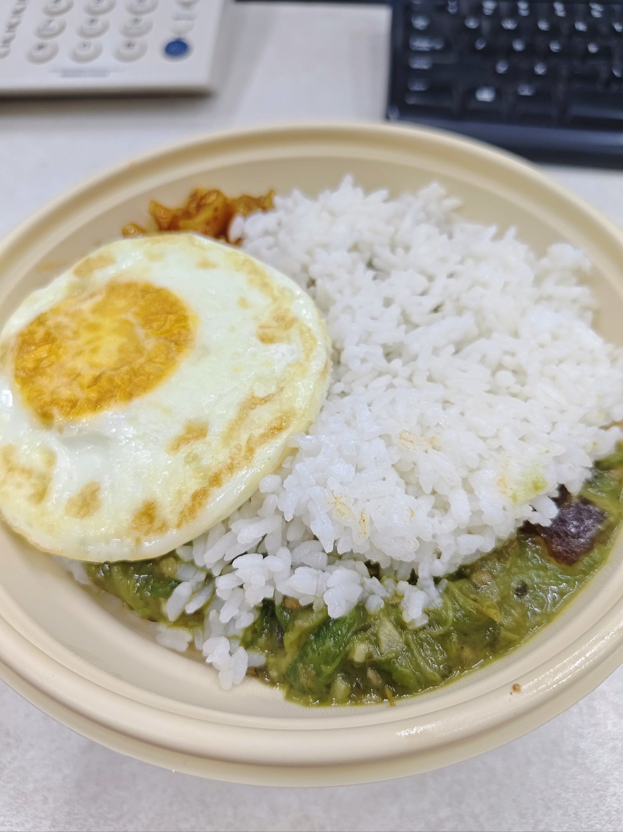 点了一份擂辣椒皮蛋拌饭,还可以免费加米