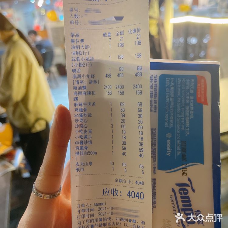 吃蟹这么多年第一次见每只蟹对半切开后蟹黄整整齐齐一家人的[吐]