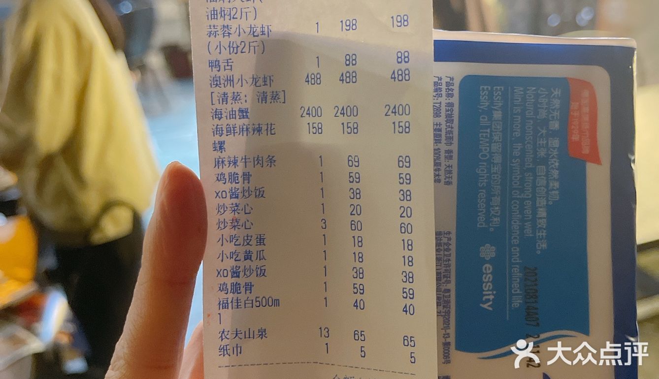吃蟹这么多年第一次见每只蟹对半切开后蟹黄整整齐齐一家人的[吐]