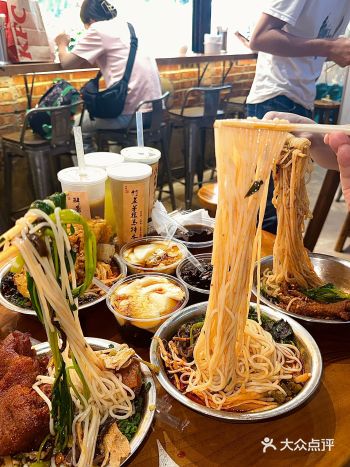 来柳州才知道！螺蛳粉配菜、米粉都是随便的
