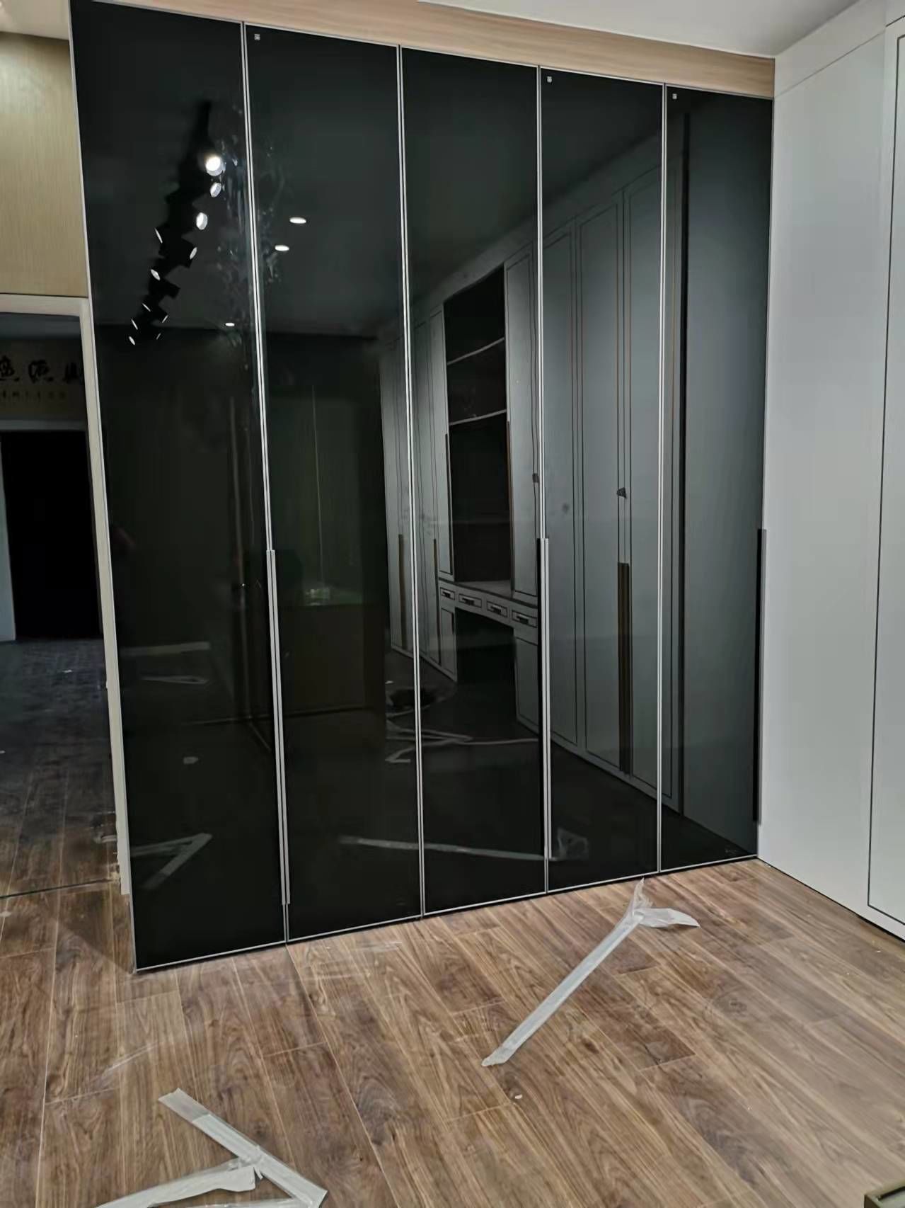 所以对于轻奢极简风格来说,是必不可少的,玻璃颜色和款式的搭配也非常