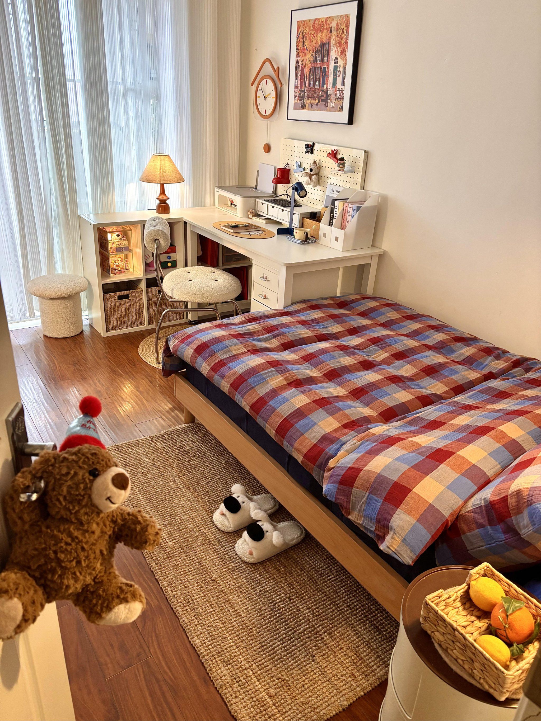 我的小卧室,虽然只有8平米,但每一寸空间都被我精心布置,充满了温馨与