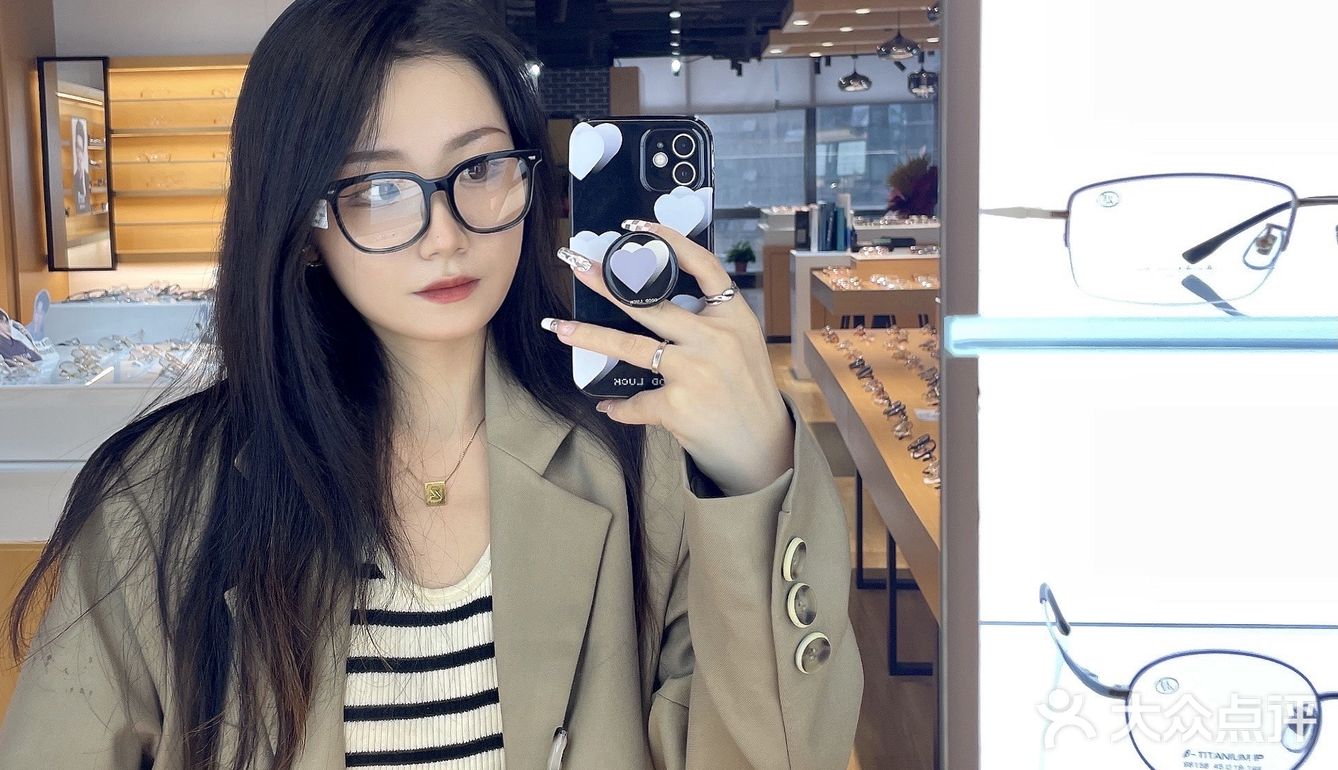 在这绝对能找你你喜欢的 一配一副这种黑框的眼镜
