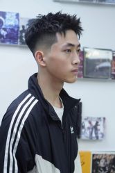 -一家只做男发烫染的店