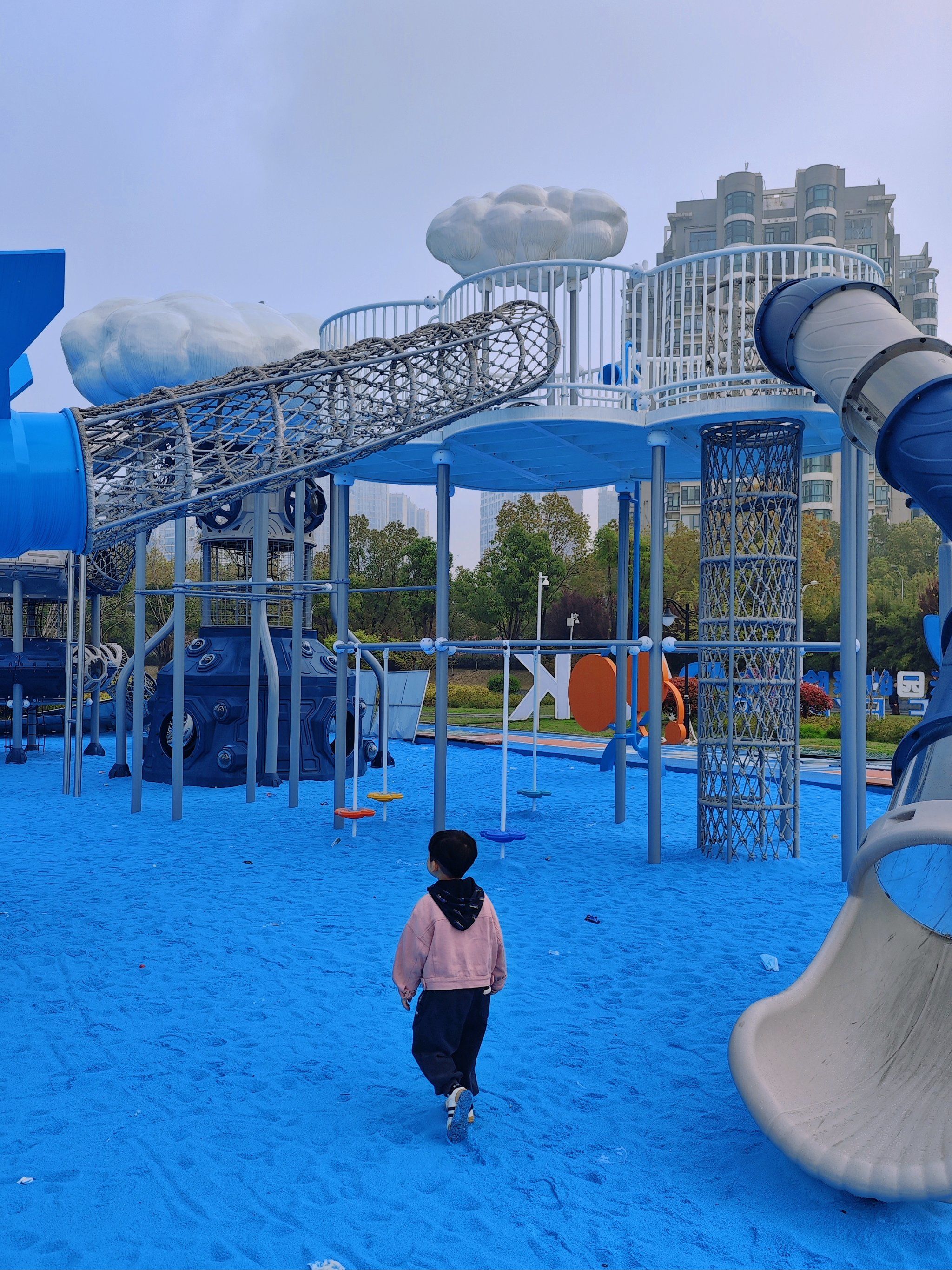 免费!武汉首个蓝色沙池的口袋公园丨遛娃好去处!