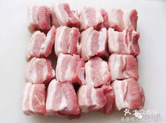 翻炒5分钟。然后倒入开水，水量要没过肉面