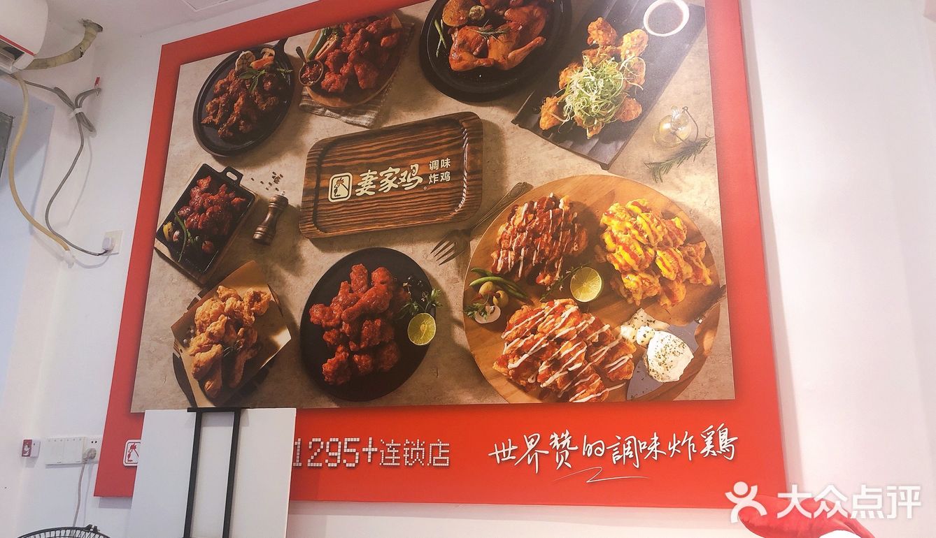 在中学旁边，餐厅和小吃店都很多