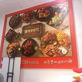 在中学旁边，餐厅和小吃店都很多