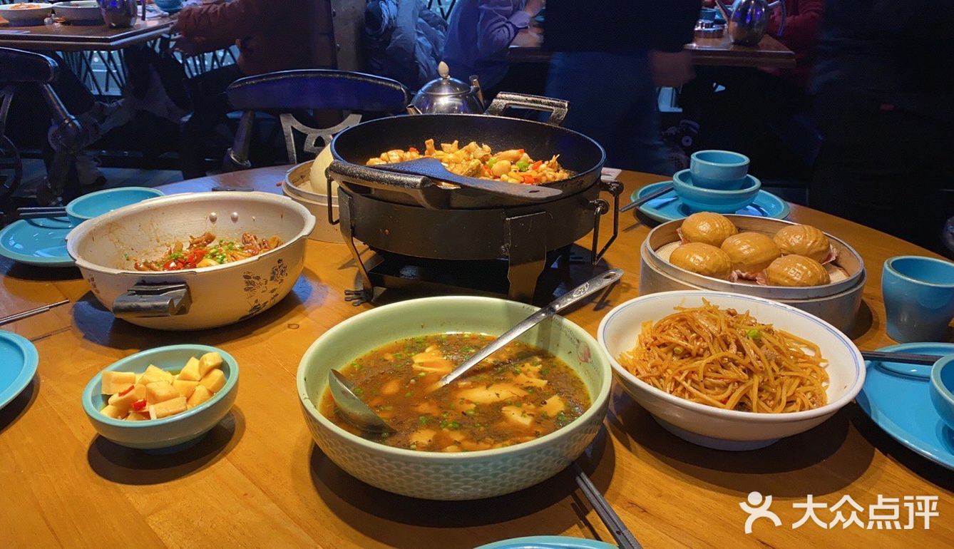 当时我们五个人大概吃了260