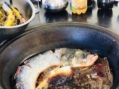 刚放进锅的鱼-小赖鱼馆