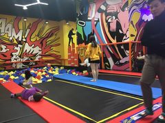 -爱蹦iBOON蹦床运动馆(江汉店)