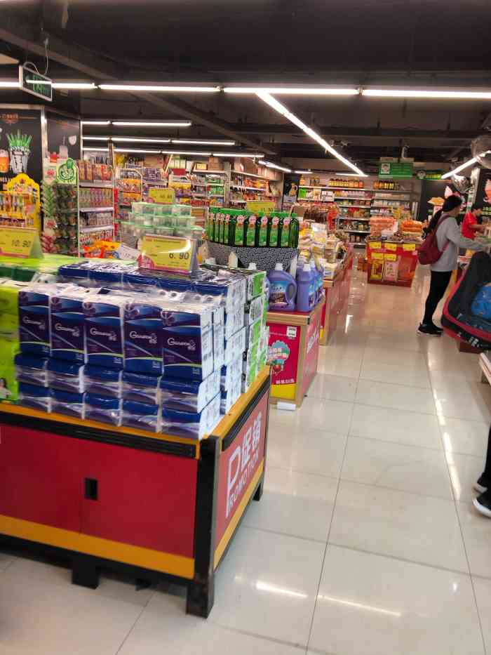 西亚兴安家庭超市-地上停车场-"东西很全很多,价格公道,还有自助扫码