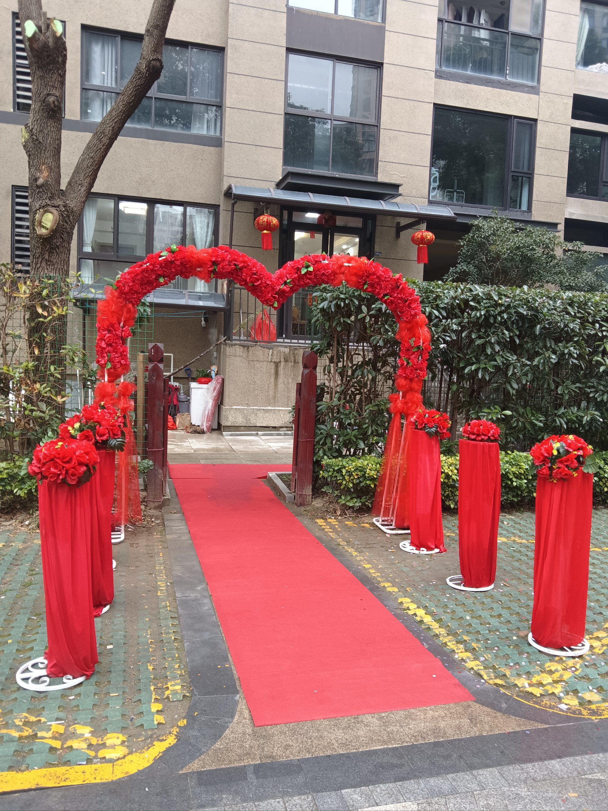 0元玩转这座城小区一楼带院子的人家办喜酒,布置的很漂亮啊