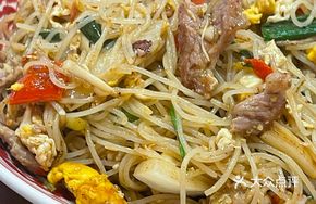 Stir-Fried Rice Noodles with Mushrooms and Pork