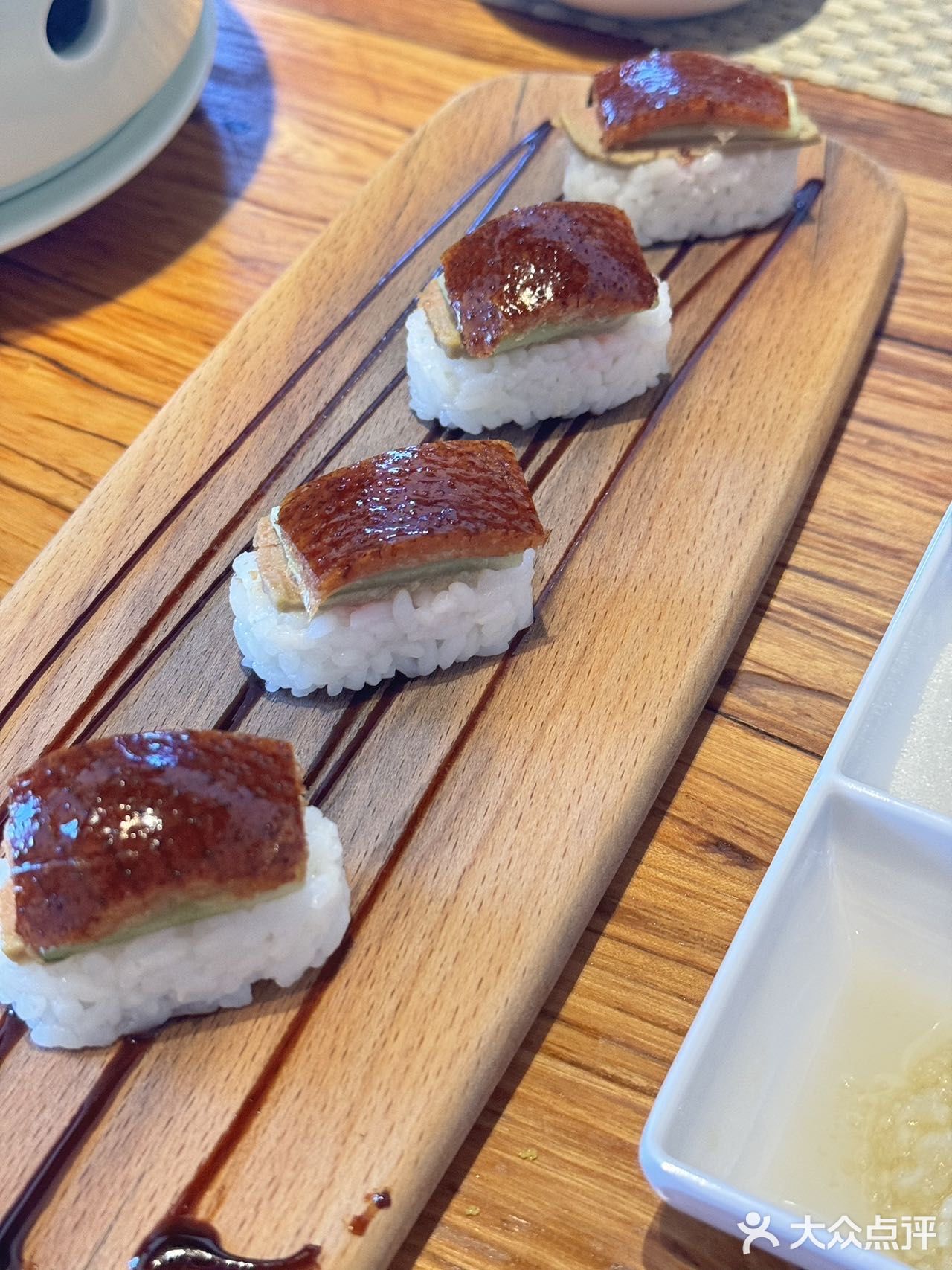 炉温240℃烤制一小时，外皮酥脆，内里肉质鲜嫩多汁
