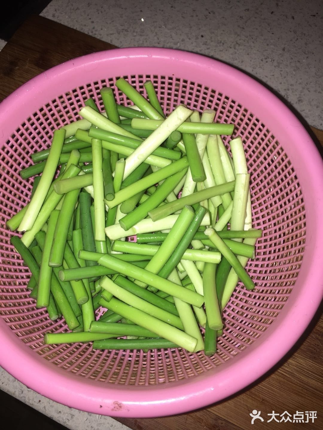 香喷喷热腾腾的蒜苗炒肉丝