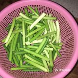 香喷喷热腾腾的蒜苗炒肉丝