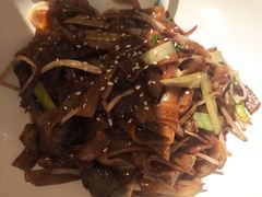 干炒牛河-汤城小厨•粤菜•靓汤(苏州街店)
