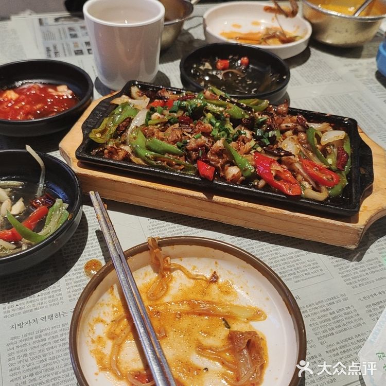 带上我的labubu去吃最爱的韩料店啦