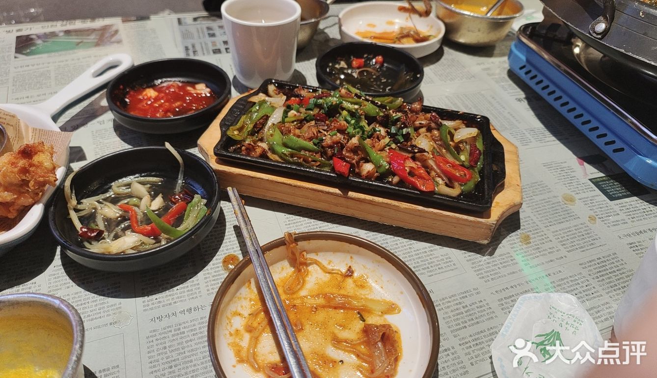 带上我的labubu去吃最爱的韩料店啦