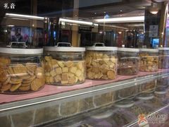 关门了隔着玻璃照曲奇-丽都DELICATESSEN熟食店