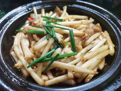 -帅巴人舅母子腊蹄民俗村