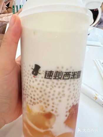 这边好多西米露，里面有好多水果，清清爽爽的好好喝