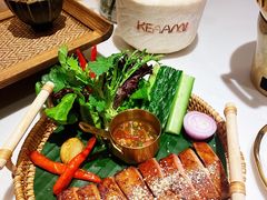 碳烤厚切猪颈肉配泰式香草-KEAAMI 摩登泰 by TIAGO(颐堤港店)