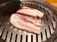厚切猪肉-·缸桶屋·韩式牛肋条自助烤肉(西湖D11店)