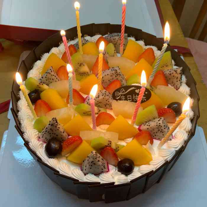 起士林(鞍山西道店)-"晚上过生日吃的时候奶油里有类似于泡沫纸托.