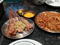 -何妹湿辣牛肉·粤式烧烤砂煲(桂雅路店)