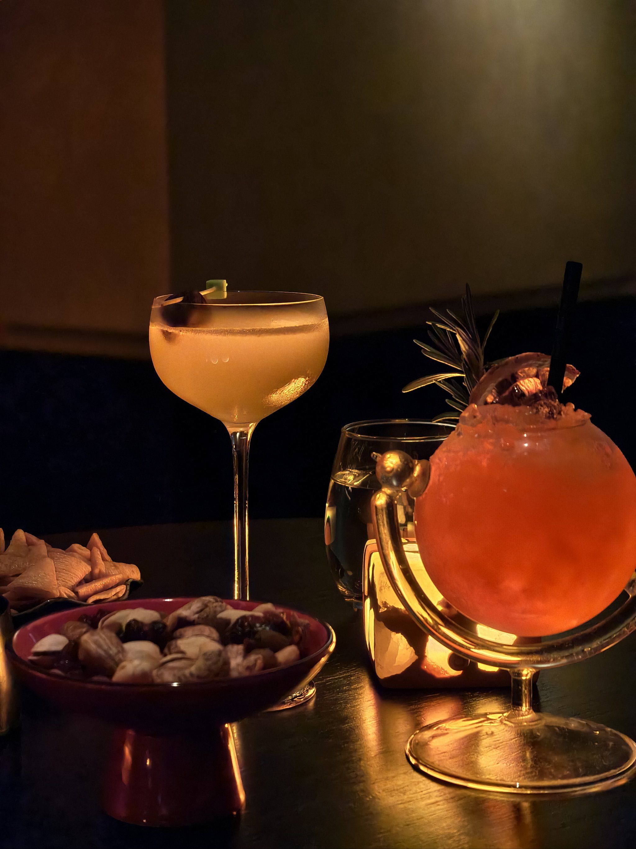 0元玩转这座城说是酒吧,不如叫它小酒馆,走到门口被落日大道四个大字