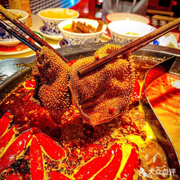 这家火锅店的虎皮鸡爪，一抿脱骨  软糯入味 辣的嘴皮起翻