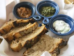 三种酱配酸面包-Mesa Madre梅萨妈妈·Bintana(国贸店)