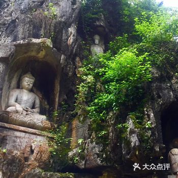 来杭州必逛的名胜古刹之一，灵隐寺可以逛一天，人不多