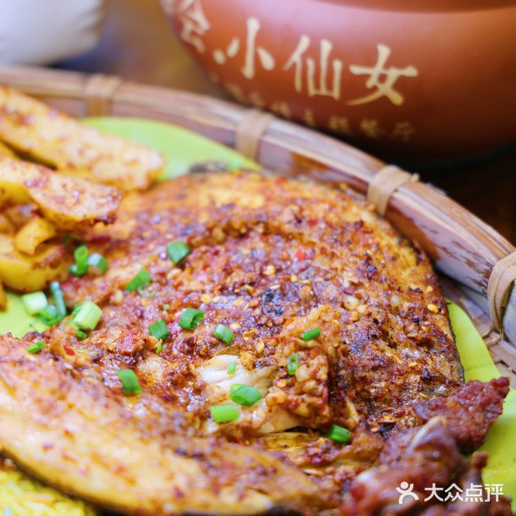 大理古城里的傣族风情，手抓饭真的绝了